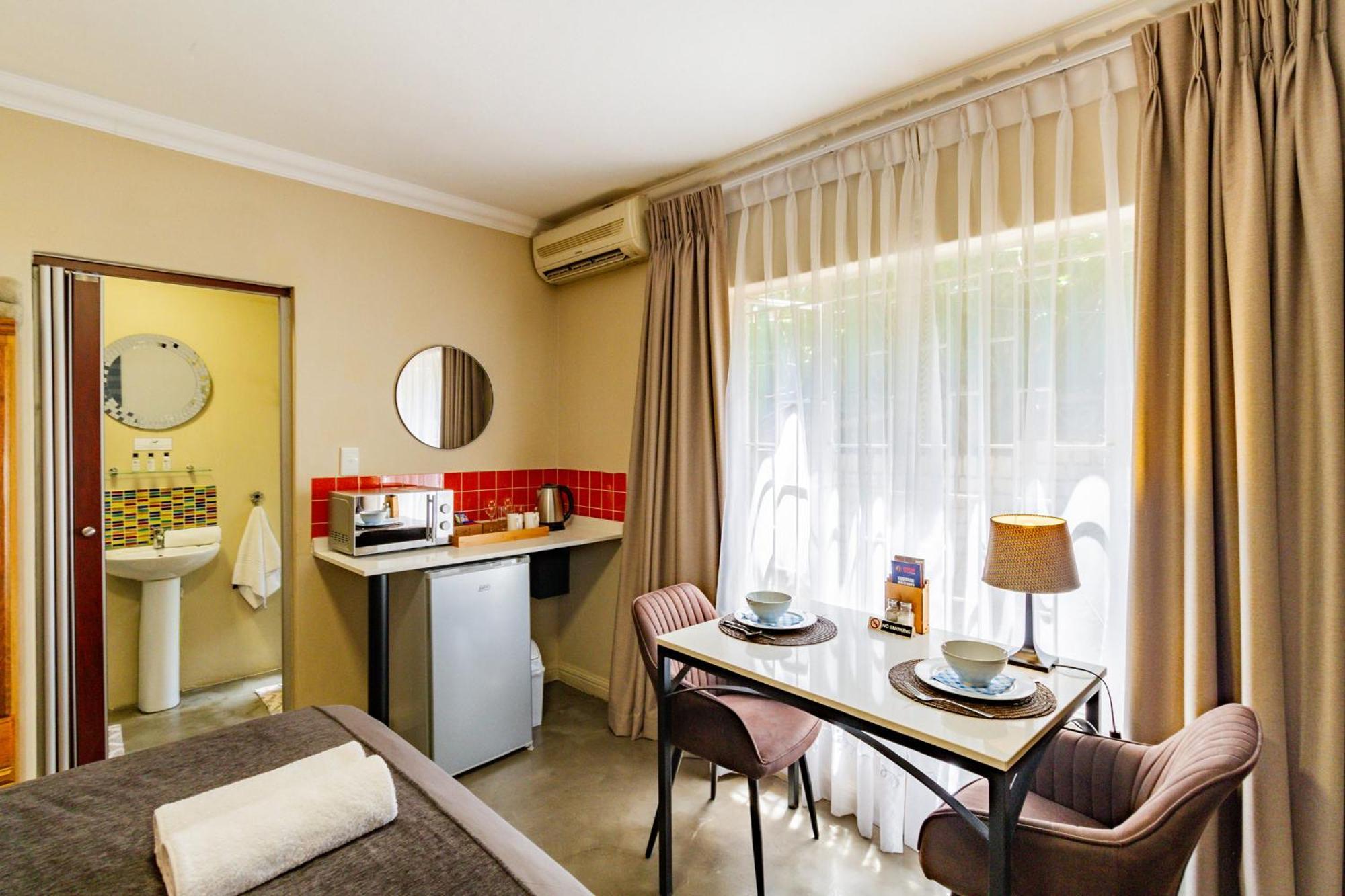 Pumleni Guesthouse Hartbeespoort Exterior photo